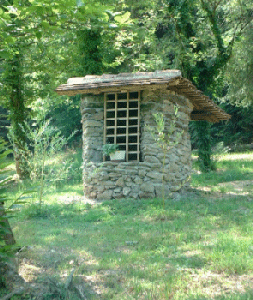 Le puit et le barbecue de Nadine et Georges MACARY&nbsp;&agrave; Conc&egrave;ze  Etang priv&eacute; de 0,90 ha pour la p&ecirc;che situ&eacute; a moins d'un km du g&icirc;te de Leycuras