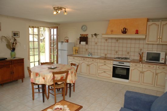 S&eacute;jour avec coin cuisine Les M&eacute;sanges Leycuras